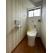 １階　トイレのアクセントクロスは明るい色味で全体の雰囲気を明るく保ちます。
