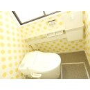 タイル張りの昔ながらのトイレはポップな黄色のドット柄クロスを貼り、明るい印象へ。
トイレ本体もタンクレスで見た目もスッキリしました。