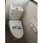 段差をなくし、手入れしやすいトイレ室に