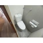 節水型トイレに入れ替と内装工事でシンプルモダンなトイレに