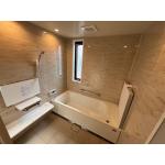 落ち着いた雰囲気のバスルームへ