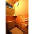 トイレは落ち着いた雰囲気になりました。
床：杉　厚み３０ミリ
壁：珪藻土