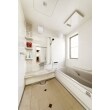 冷え冷えしていたタイル張りの浴室は、保温性の高いシステムバスに。脱衣所との段差を解消し、バリアフリー仕様になりました。