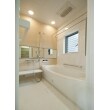 お風呂は「ＴＯＴＯ　サザナ　1616サイズ　HGシリーズ　Tタイプ」
TOTOの柔らかい床は小さなお子様の入浴も安心ですね。ワイドミラーでより広い空間を演出。