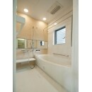 お風呂は「ＴＯＴＯ　サザナ　1616サイズ　HGシリーズ　Tタイプ」
TOTOの柔らかい床は小さなお子様の入浴も安心ですね。ワイドミラーでより広い空間を演出。