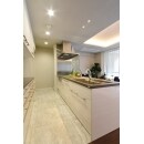 ホワイトで統一したキッチンは、高級感と清潔感あふれる空間に仕上がりました。
キッチンはリクシルの高級グレード「リシェルSI」
天板にはセラミックを採用し、性能も高水準です。