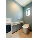 トイレはパナソニックのアラウーノＳです。
壁紙をブルーにして爽やかな空間になっています。