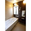 浴室はLIXIL製の「キレイユ」です。
名前の通り「キレイ」清掃性に優れています。
特に床のキレイサーモフロアは汚れがつきにくく、汚れがついても落としやすくなっています。