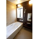 浴室はLIXIL製の「キレイユ」です。
名前の通り「キレイ」清掃性に優れています。
特に床のキレイサーモフロアは汚れがつきにくく、汚れがついても落としやすくなっています。