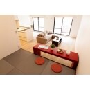赤のテーブルとグレーの畳のコントラストがモダンな空間を演出しています