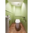 タンクレスの節水型トイレはTOTOネオレスト。
四方の壁に貼ったミントグリーンのクロスも爽やかにおさまりました。