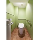 タンクレスの節水型トイレはTOTOネオレスト。<br />
四方の壁に貼ったミントグリーンの<a href="https://www.homepro.jp/kabegami/" class="replaced_keyword_link" target="_blank">クロス</a>も爽やかにおさまりました。