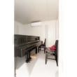 グランドピアノがピッタリ入るサイズの防音室。
防音室内は換気扇で空気を入れ換えます。