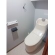 凹凸も少なく流動的なデザインのトイレで全体的にオシャレな空間になりました。タオルホルダーとペーパーホルダーのデザインを合わせて落ち着いた雰囲気のトイレになりました。