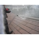 弊社の外壁・屋根塗装は、高圧洗浄を含め３度の洗浄で、汚れやカビなどを徹底して剥がしてから行います。