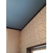 壁にはモザイク風のブルーの柄を選び　それに合わせ天井は無地のブルーにしました。