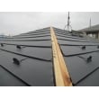 新しく張りなおした防水シートの上に金属屋根を葺き最後に棟部を仕上げて完成です。屋根材は軽量ガルバリウム鋼板の意匠性と遮熱性に優れた福泉工業かわらＭＦシルキーを採用しました。
