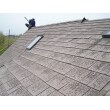 屋根の施工前アップ写真です。雨漏りは画像の中のトップライトから確認いたしました。トップライトと屋根の立ち上がりの加工を工夫し、雨水が浸入しない独自の工法で納めてまいりました。