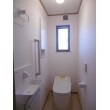 トイレはパナソニックのアラウーノです。有機ガラス系素材で、お手入れも楽です。手すりも設置して安心度を高めました。