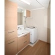 間取りを変更して広くなった洗面室は収納、洗面台、洗濯機を１列に配置することによって、より広さを感じることができます。

