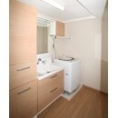 間取りを変更して広くなった洗面室は収納、洗面台、洗濯機を１列に配置することによって、より広さを感じることができます。
