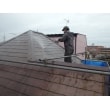 塗装する前に、高圧洗浄機で屋根のコケなど汚れを除去します。
