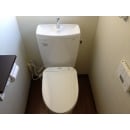 トイレはデザイン性のある商品を採用。こちらも色をホワイトをベースとして便器及びクロスを交換し、明るい空間に変わりました。便座の操作部は壁リモコンを採用し、狭いトイレ空間に余計な出っ張りを無くすことにより、すっきりでキュートに仕上がりました。