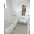 １６２０タイプの大きな浴室。清潔感のある白で統一しています。