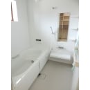 １６２０タイプの大きな浴室。清潔感のある白で統一しています。