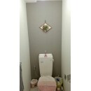 トイレ背面にアクセントクロスをリフォームさせて頂きました。1面ダーク系にすると、他の白が際立ちます。