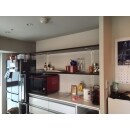 キッチンに2段の棚を設置することで収納力アップと使いやすくすっきりとした空間になりました。