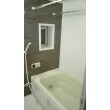 お使いの浴室乾燥機は転用し、快適にお使い頂けるユニットバス、リノビオV 1418サイズにリフォームしました。窓付きの浴室にも対応可能です！浴槽はﾗｳﾝﾄﾞﾗｲﾝ・ｷﾚｲ浴槽(ﾍﾞｰｼﾞｭ)、ｻｰﾓﾊﾞｽS。保温性があり、キレイを保つ清潔感あふれる浴槽です。