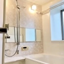 リノビオは限られた空間を最大限に使う為「広く感じる」工夫が満載。キレイ浴槽はもちろん、カウンター・床・ドアなど汚れにくい素材や構造でお掃除しやすい形状が特徴です。毎日のお手入れが簡単なシステムバスのご提案です。