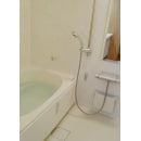 お掃除がラクラクLIXIL≪リノビオVシリーズ≫をお選び頂きました。浴槽は足を伸ばしてもゆったりできる開放感のあるロング浴槽・壁は全面鏡面張り（ホワイトストーン）で、上品で快適なシステムバスに変身しました。