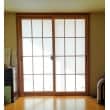 和室に馴染むライトウッドの窓枠は安らぎのある空間を演出します。ガラスは【和紙調格子入り合わせガラス】を採用。日差しはそのまま、紫外線だけをカットします。