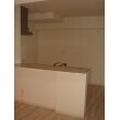 白いシンプルな腰壁に、I型壁付きタイプのキッチンを設置し、対面タイプのキッチンにしています。