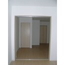 廊下をフリースペースにつなげてフリースペース化し、可動間仕切りを使って１室を２室にします。