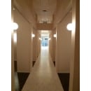 白いエレガントな雰囲気の廊下の、両サイドに整体の施術室がならんでいます。