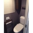 デザインクロス×エコカラット（デザイン壁）×木目調のシックで落ち着けるトイレ空間