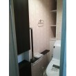 トイレの設備交換・壁クロスの貼り替え、デザインタイルの施工などで充実した空間が生まれました。