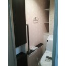 トイレの設備交換・壁クロスの貼り替え、デザインタイルの施工などで充実した空間が生まれました。