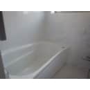 床：ホワイト(石目)　アクセントパネル：ホワイトロマーノ　周辺パネル：プリエホワイト　浴槽・浴槽エプロン：ホワイト　