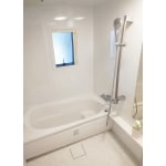 シンプルですっきりとした浴室