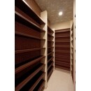 見やすさ、整理しやすさを備えた書庫。部屋の奥、上部には通風のための開口部が設けてあります。