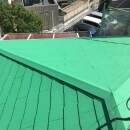 屋根は断熱セラミック塗料「ガイナ」で塗装しました。
明るいグリーン系で塗装し、外壁の色と相まって爽やかな印象になりました。