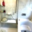 水栓下のカウンターは、壁や浴槽にくっついていないので洗いやすくなっている「お掃除ラクラクカウンター」です。