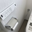 シャワートイレの操作部がリモコンになり、壁側にスマートに付いた事で、トイレが広く感じられるようにもまりました。