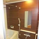 LIXILのマンション用システムバスルーム「リノビオV」に交換。
リノビオVは最先端な仕様をオールインワンしたシステムバスルーム。人造大理石浴槽やお湯が冷めにくいサーモバス、節水のエコフルシャワーなど、嬉しい機能が全て入ったバスルームです。