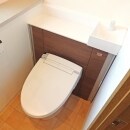 トイレはLIXILのキャビネット付トイレ「リフォレ」。
キャビネット内にタンクを収納しているので、パッと見タンクレストイレに見えますね。
キャビネットにはトイレットペーパーなどの小物も入れられるので、トイレ空間がスッキリとします。