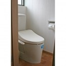 トイレはLIXILの新素材「アクアセラミック」を採用した組合せ便器です。
ヨゴレのつきにくい新素材は、トイレに最適です。
シャワー便座はパナソニックのビューティートワレです。
床のテラコッタ調のクッションフロアが高級感を出してくれます。